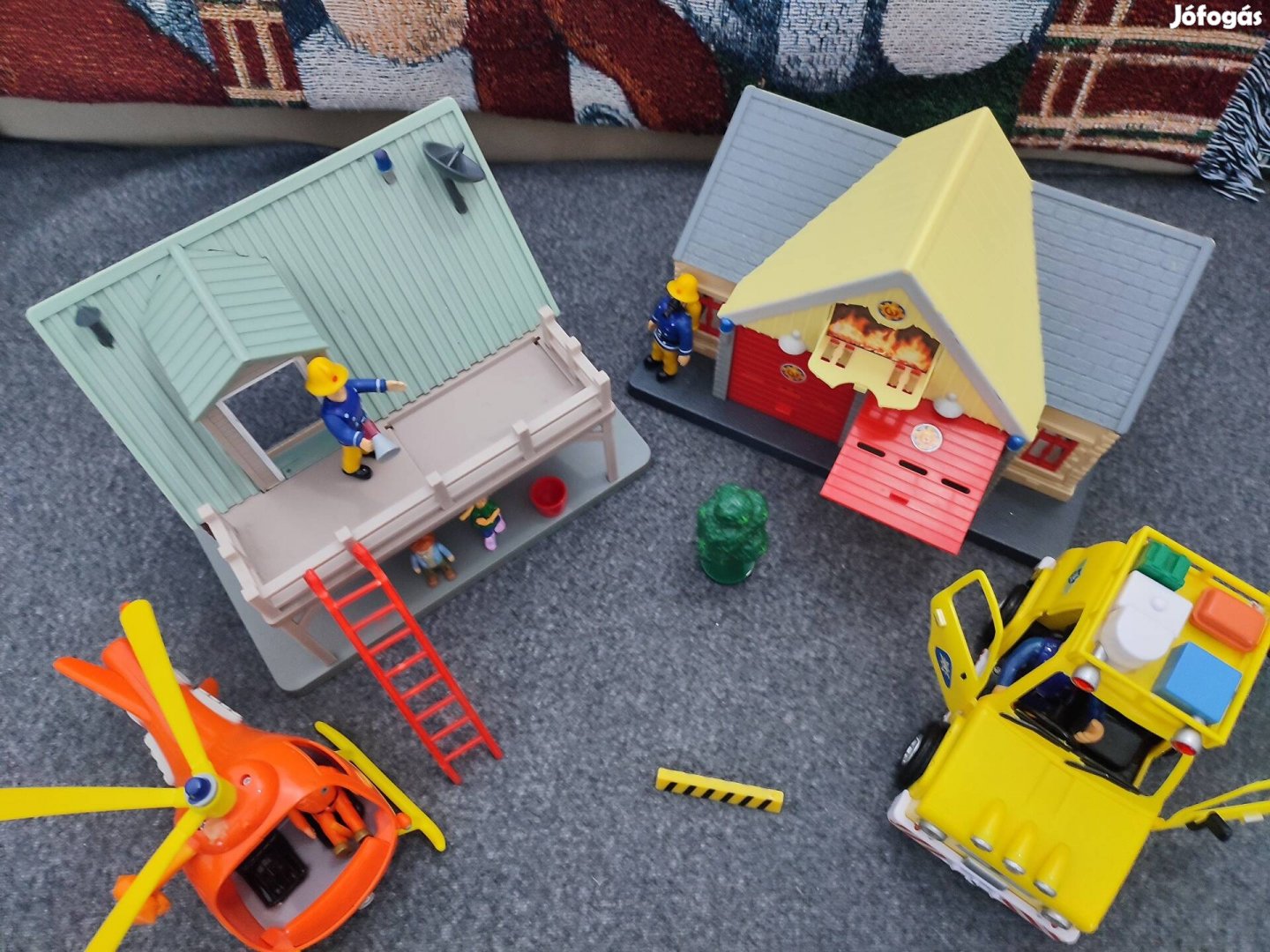 Sam a Tűzoltó garázs és ház járművekkel 