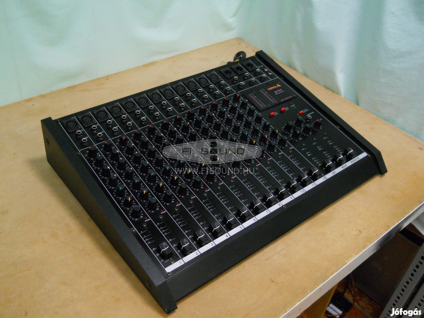 Samick SM-1200 ,12 sávos keverő, sávonkénti equalizerrel