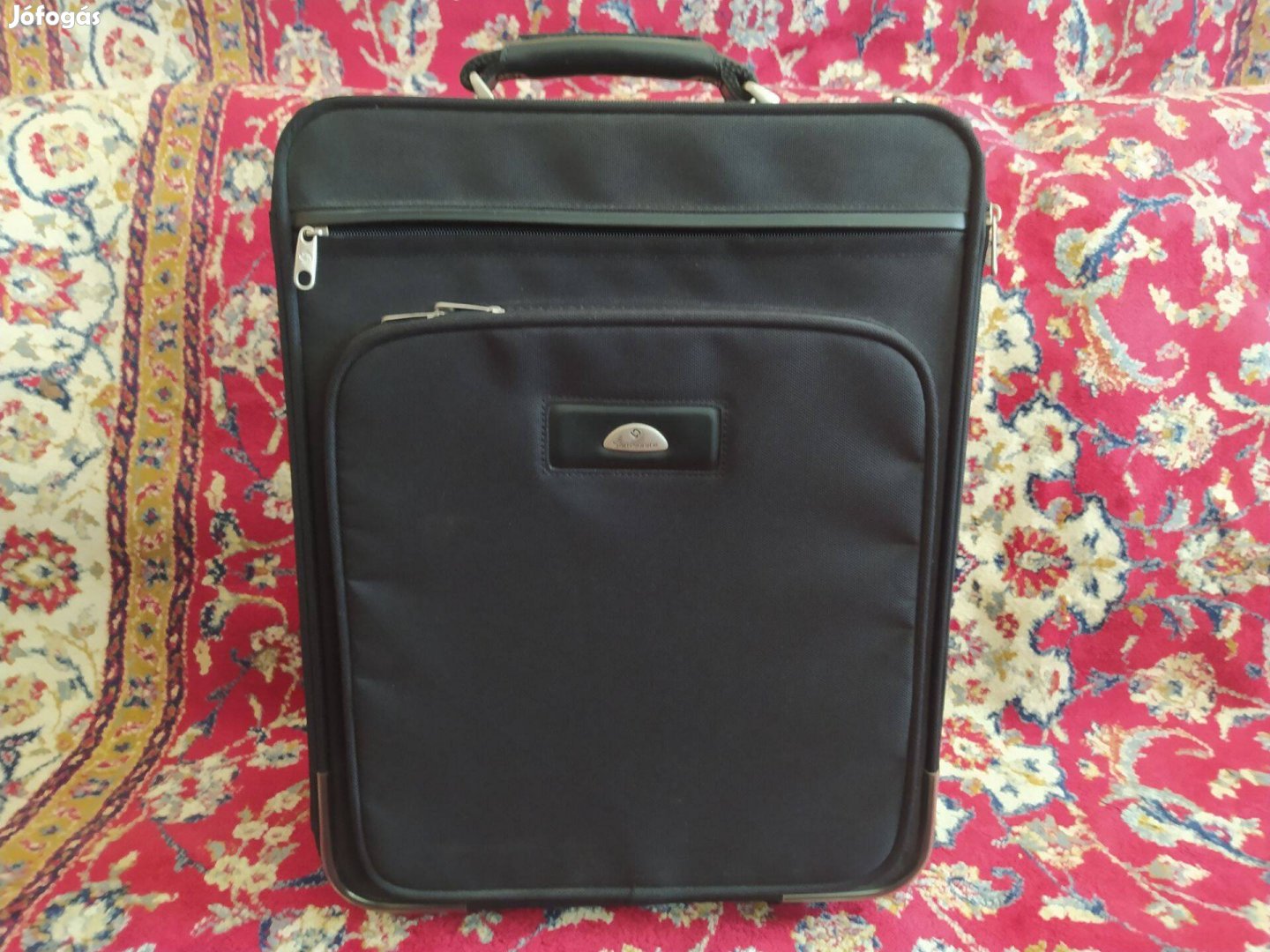 Samsonite 50x37x20 cm-es gurulós bőrönd kis hibával