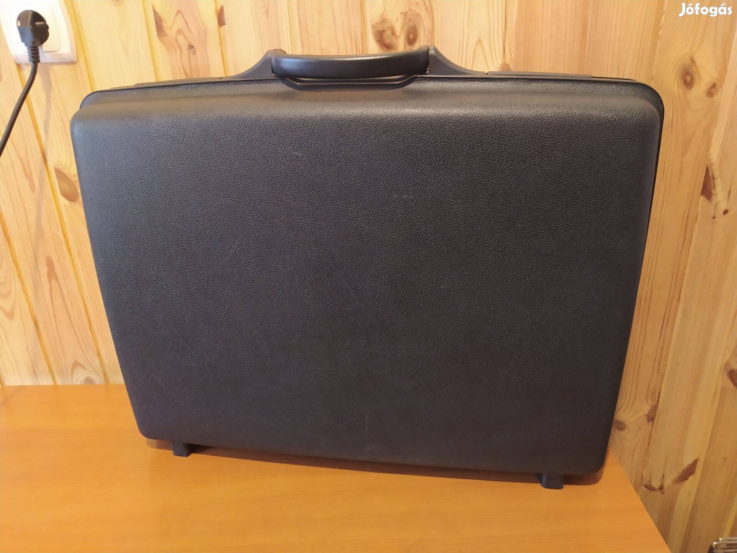 Samsonite 62x49x17 cm-es klasszikus bőrönd