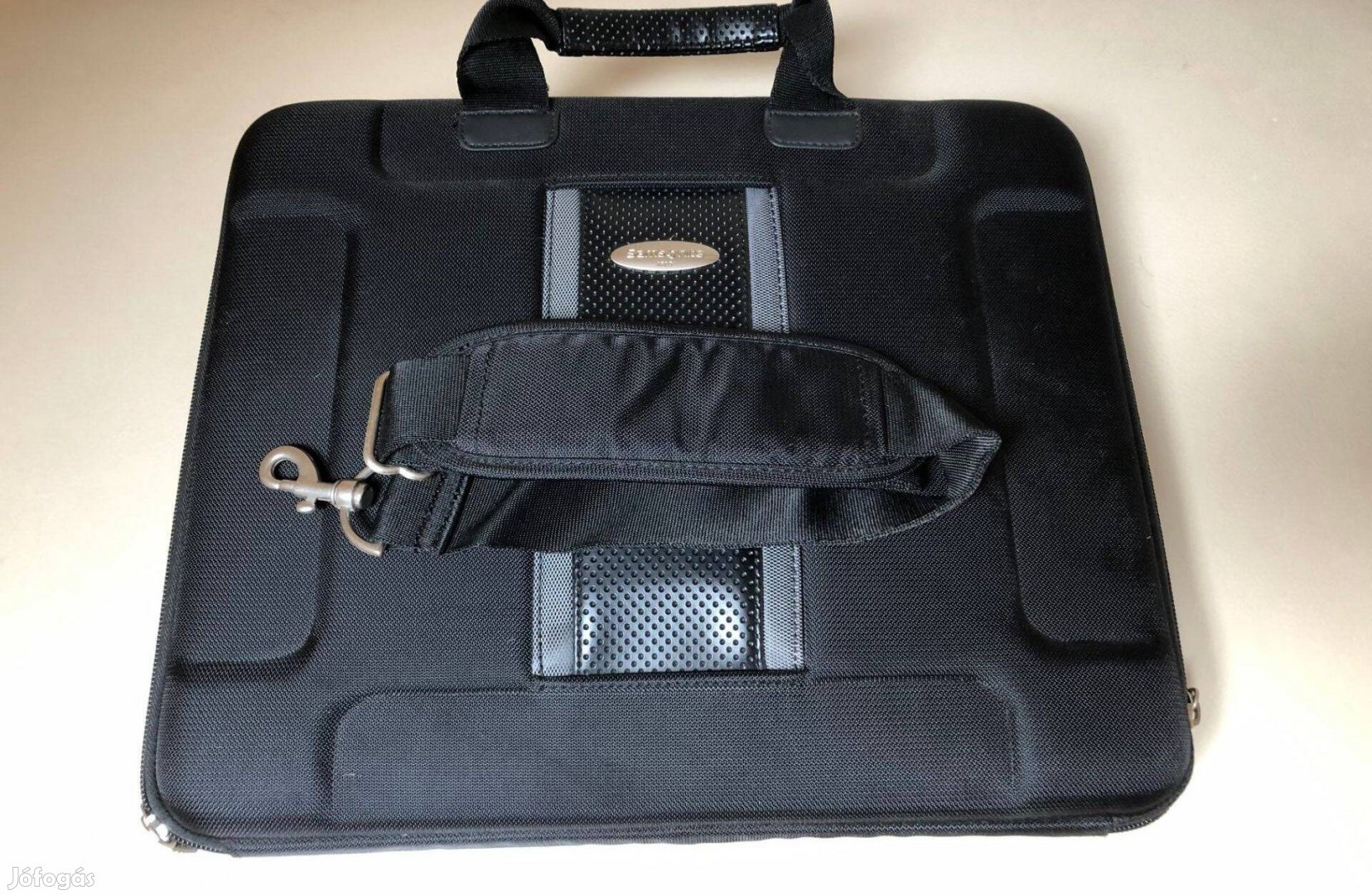 Samsonite LP Eva Shuttle laptoptáska memóriahabos szivacs borítással