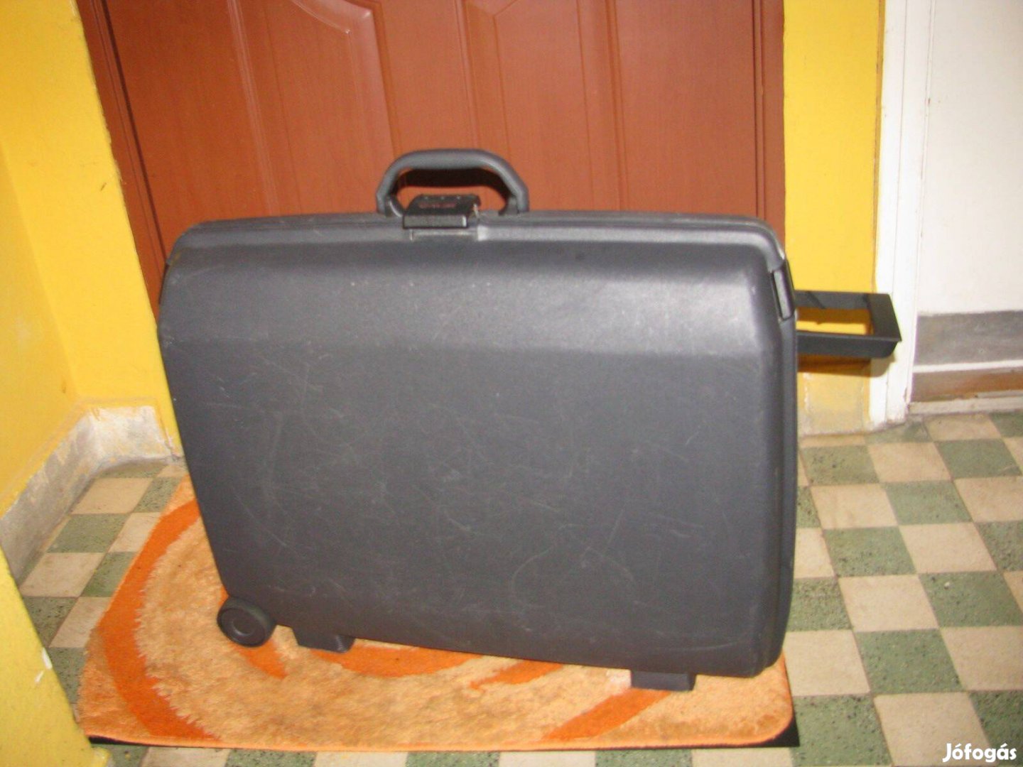 Samsonite gurulós bőrönd keményfalú 60x55x20, számzáras, bélelt