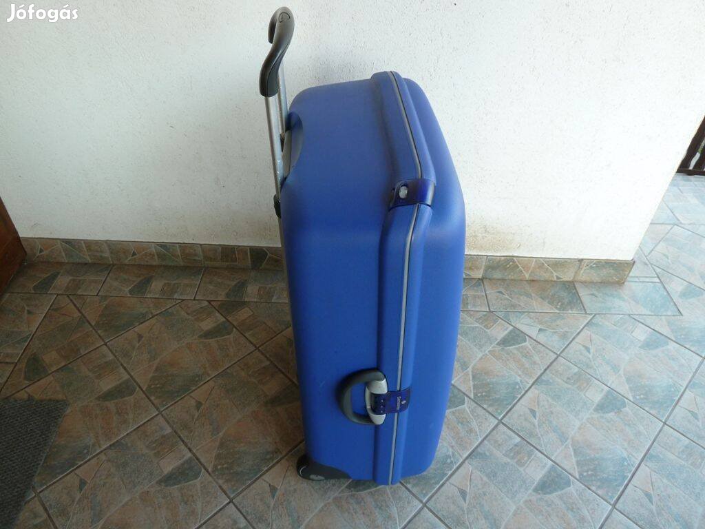 Samsonite műanyag utazó bőrönd ,2 kerekes húzható eladó.80x55x30cm, be