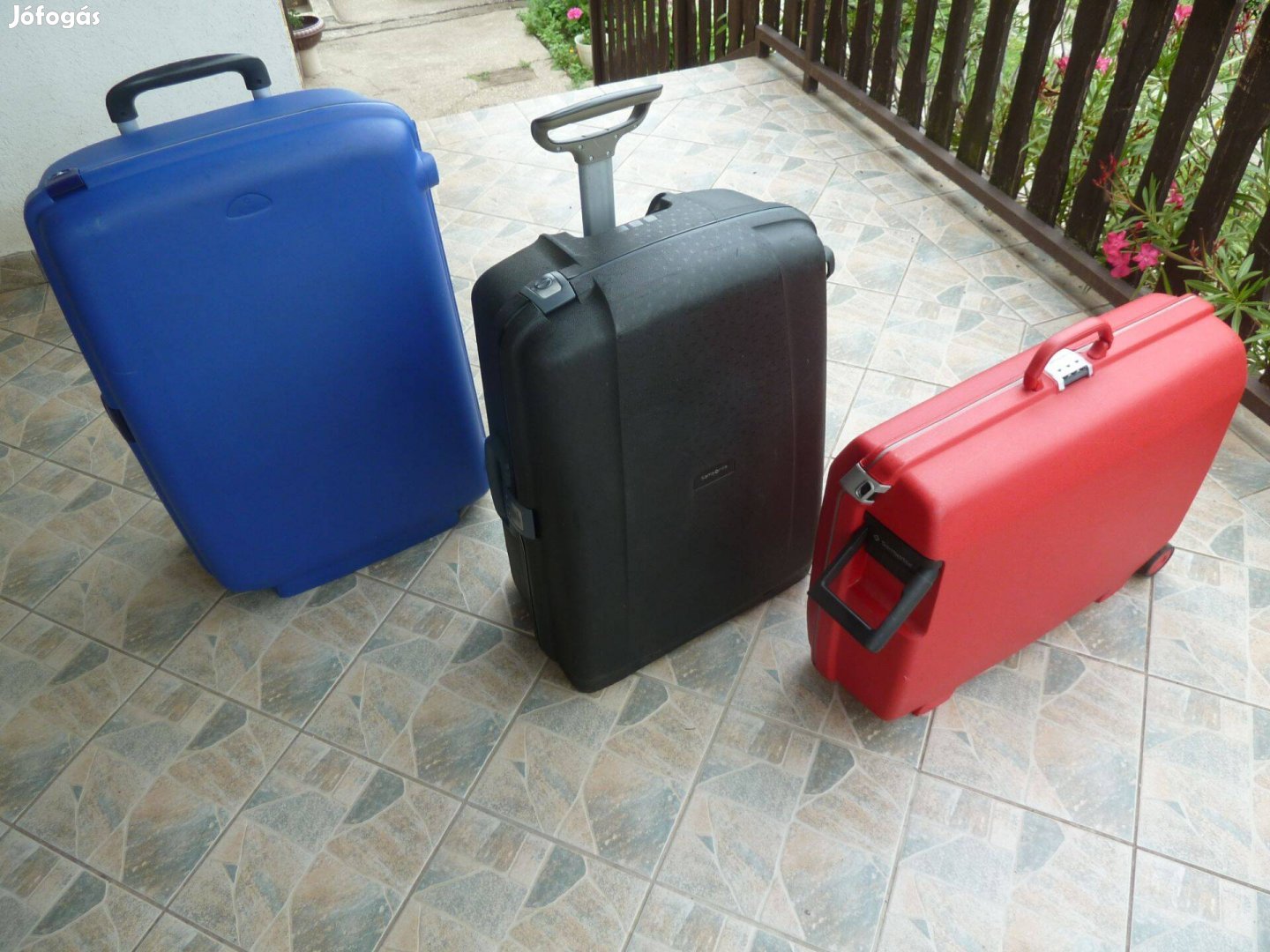 Samsonite műanyag utazó bőrönd eladó. Húzható törhetetlen (ideális