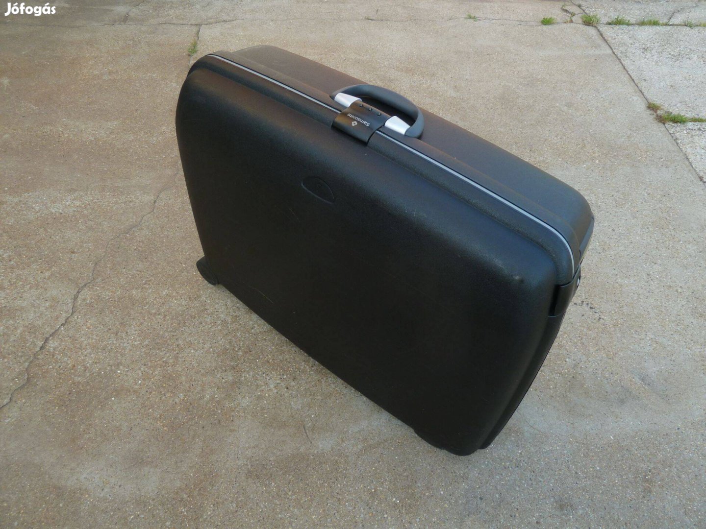Samsonite műanyag utazó bőrönd eladó. Húzható törhetetlen (ideális a r