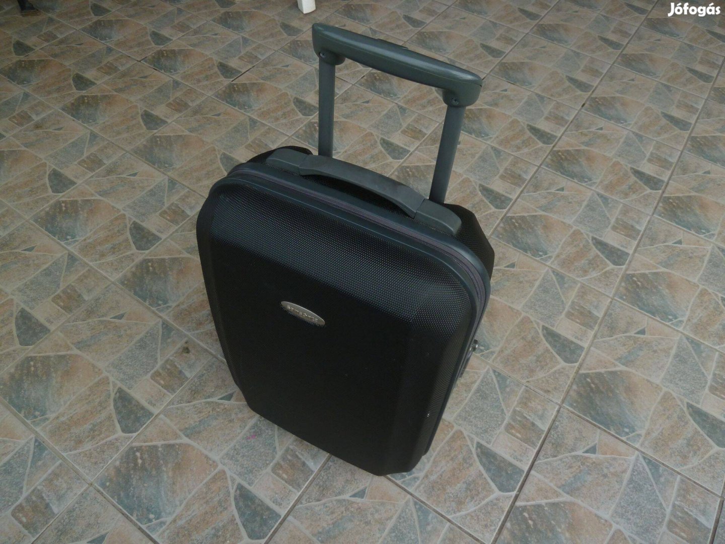 Samsonite műanyag utazó bőrönd húzható eladó. törhetetlen