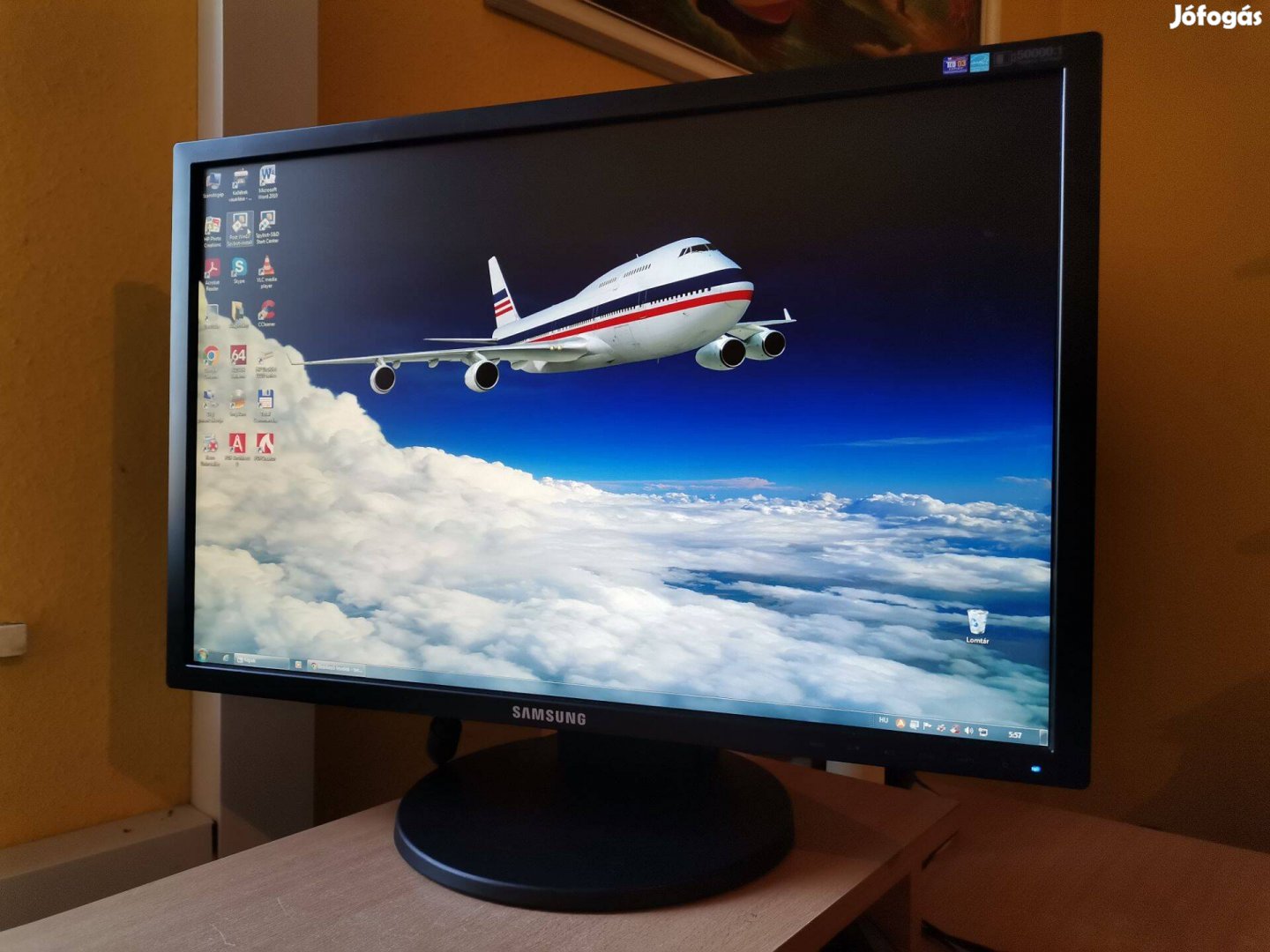 Samsung 24", 1920 x 1200, 5ms, VGA, DVI, + HDMI, Pivot