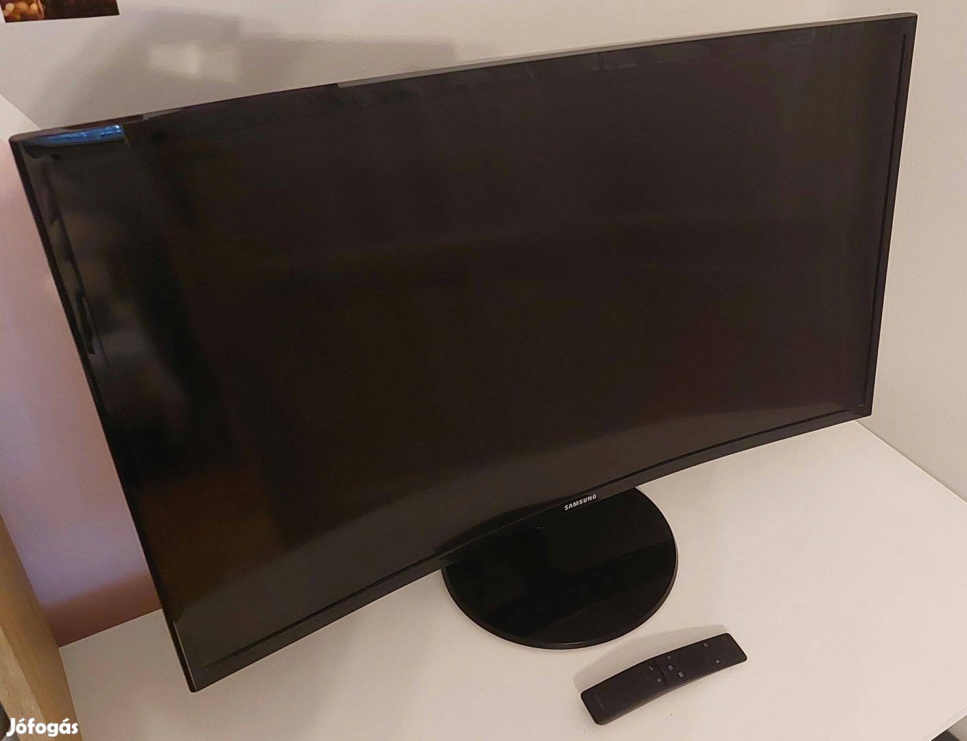 Samsung 32"-os ívelt gaming monitor és multimédiás televízió