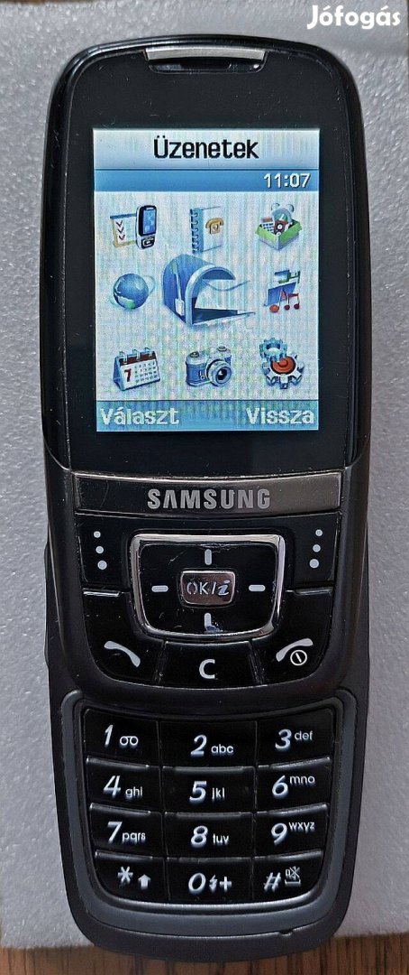 Samsung D600e kártyafüggetlen telefon töltőjével