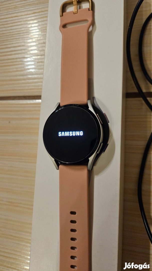 Samsung Galaxy Watch 4 (40mm, BT) fóliával és pótszíjjal