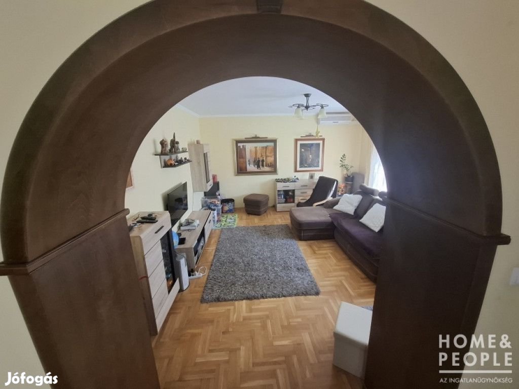 Sándorfalván frekventált helyen családi ház eladó! -