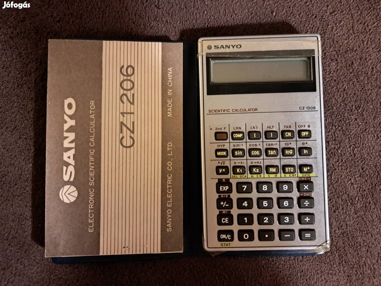 Sanyo CZ-1206 tudományos zsebszámológép saját dobozával együtt.