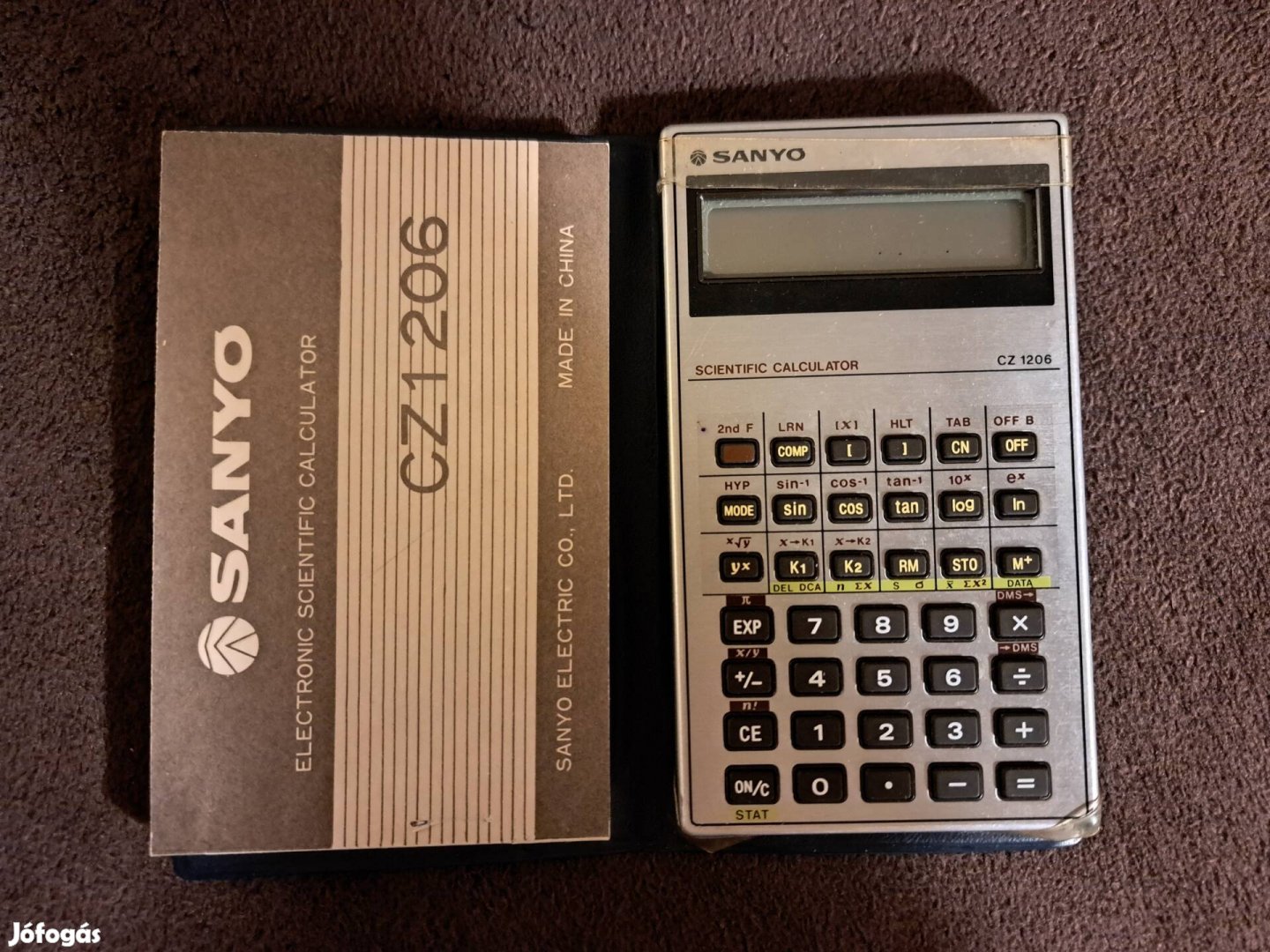 Sanyo CZ-1206 zsebszámológép látható a saját dobozával együtt.
