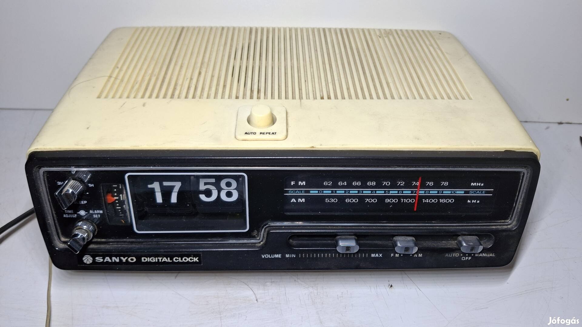Sanyo RM5320 lapozós órás rádió.1972-ből.
