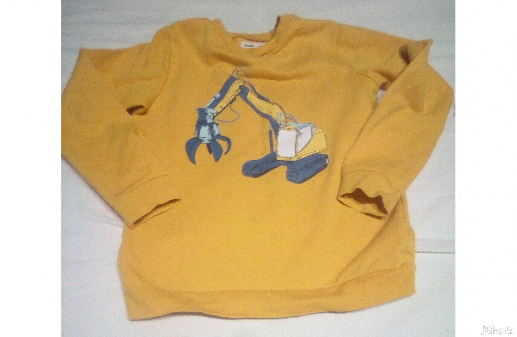 Sárga, munkagépes mintával ellátott fiú pulcsi