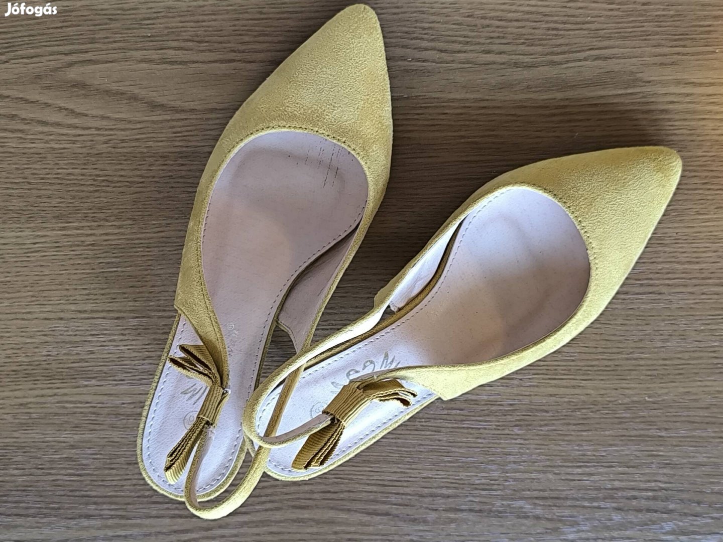 Sárga, zárt szandál