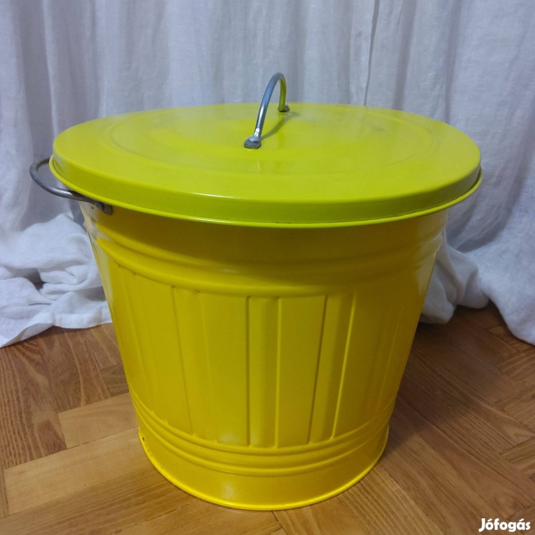 Sárga acél vödör zöld acél tető