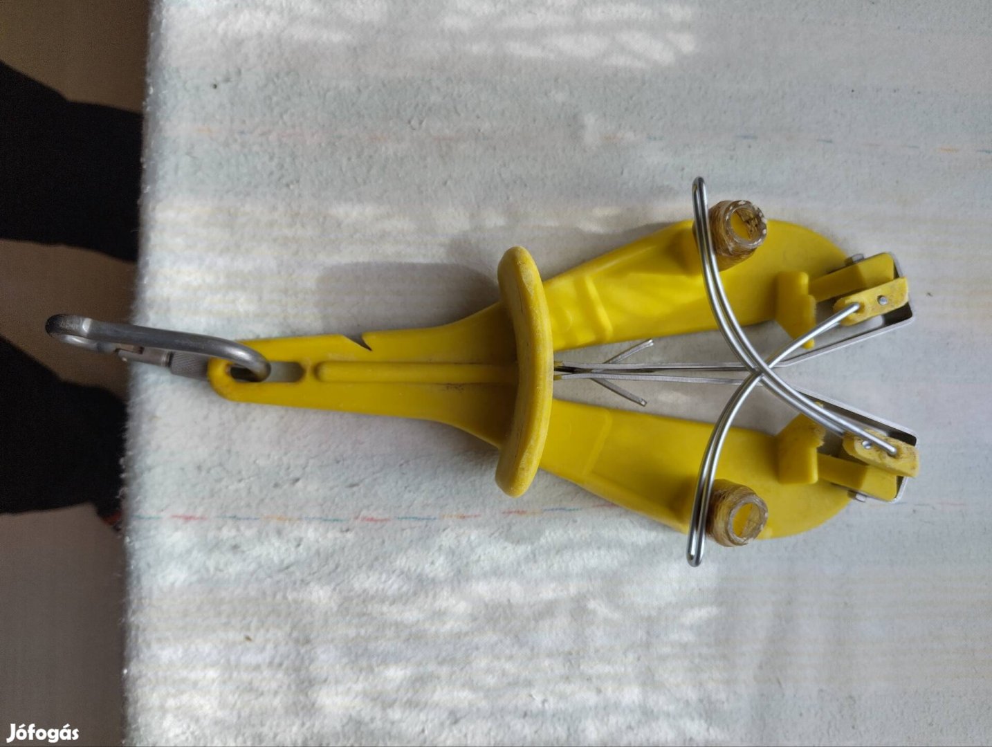 Sárga hentes csettegö, és kesztyű eladó olcsón.