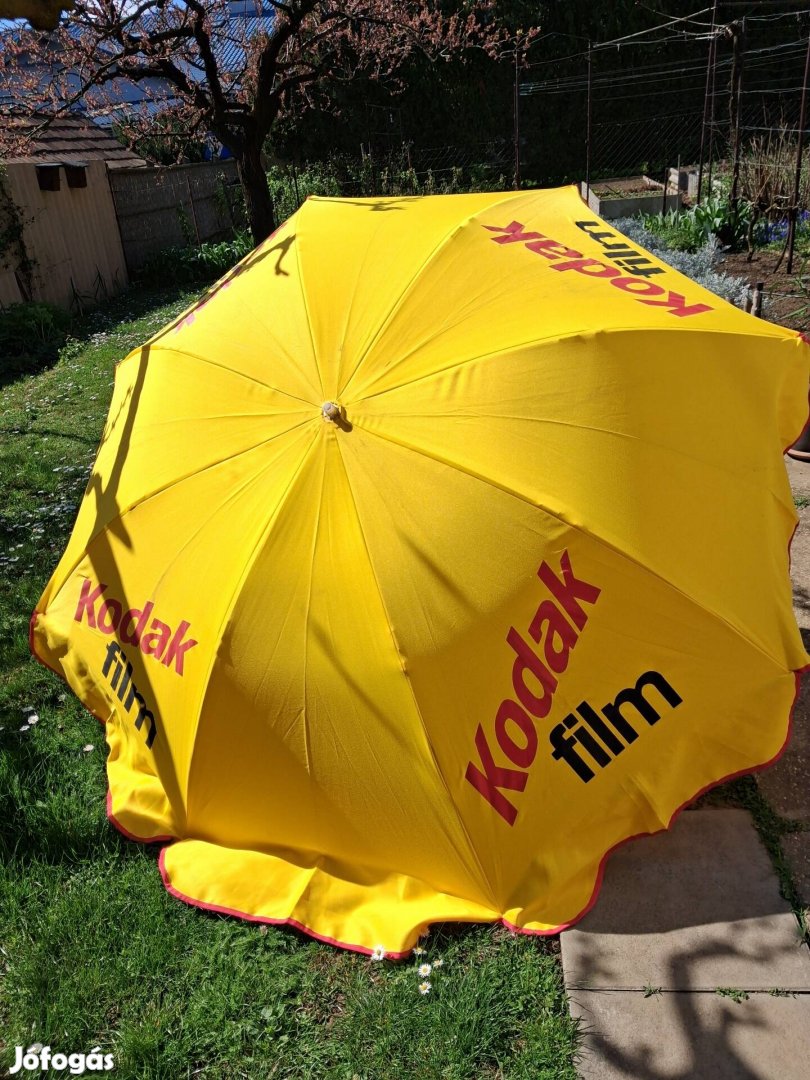 Sárga nagyméretű napernyő.