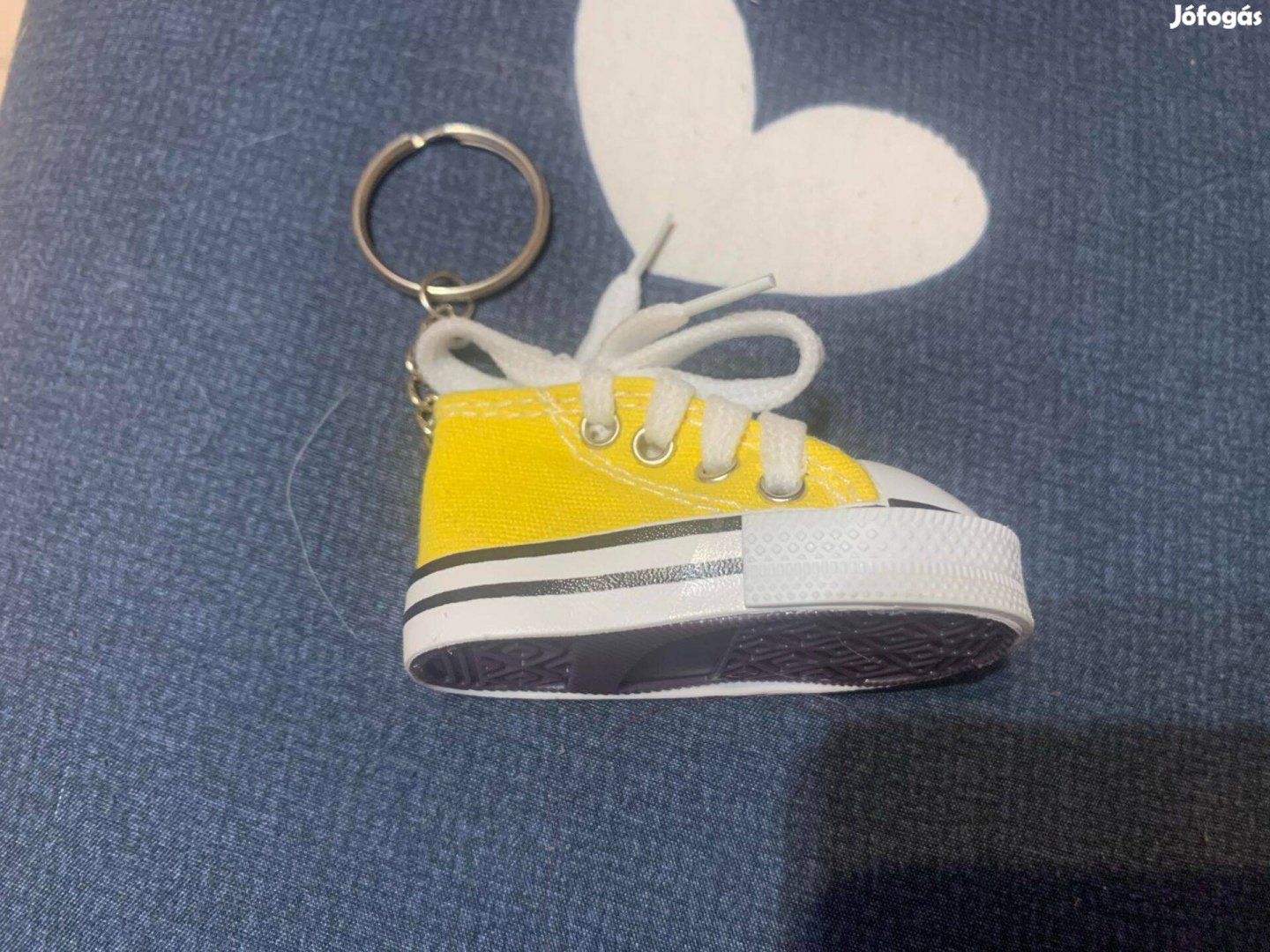 Sárga tornacipő kulcstartó