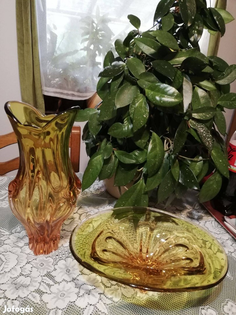 Sárga üveg váza és tál
