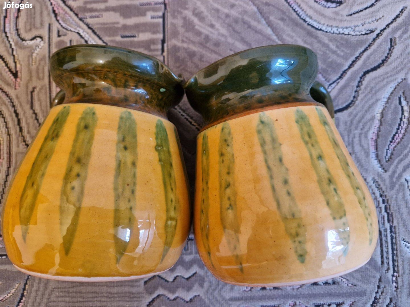 Sárga-zöld csíkos kézzel készült mázas kerámia cserép kancsó pár