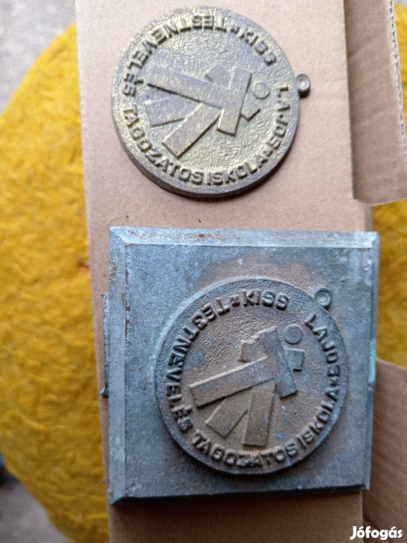 Sárgarez plaket öntvény