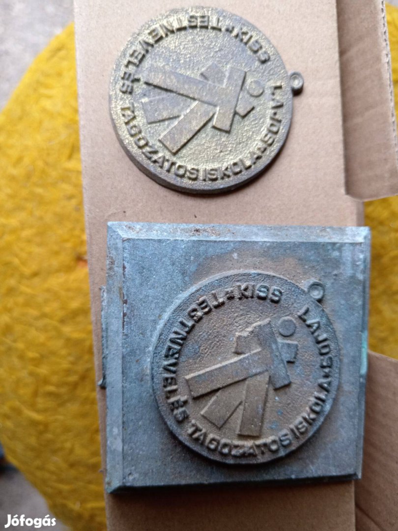 Sárgarez plaket retro