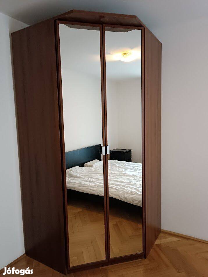 Sarok Gardrob szekrény tükörrel. Budapest VI. ker