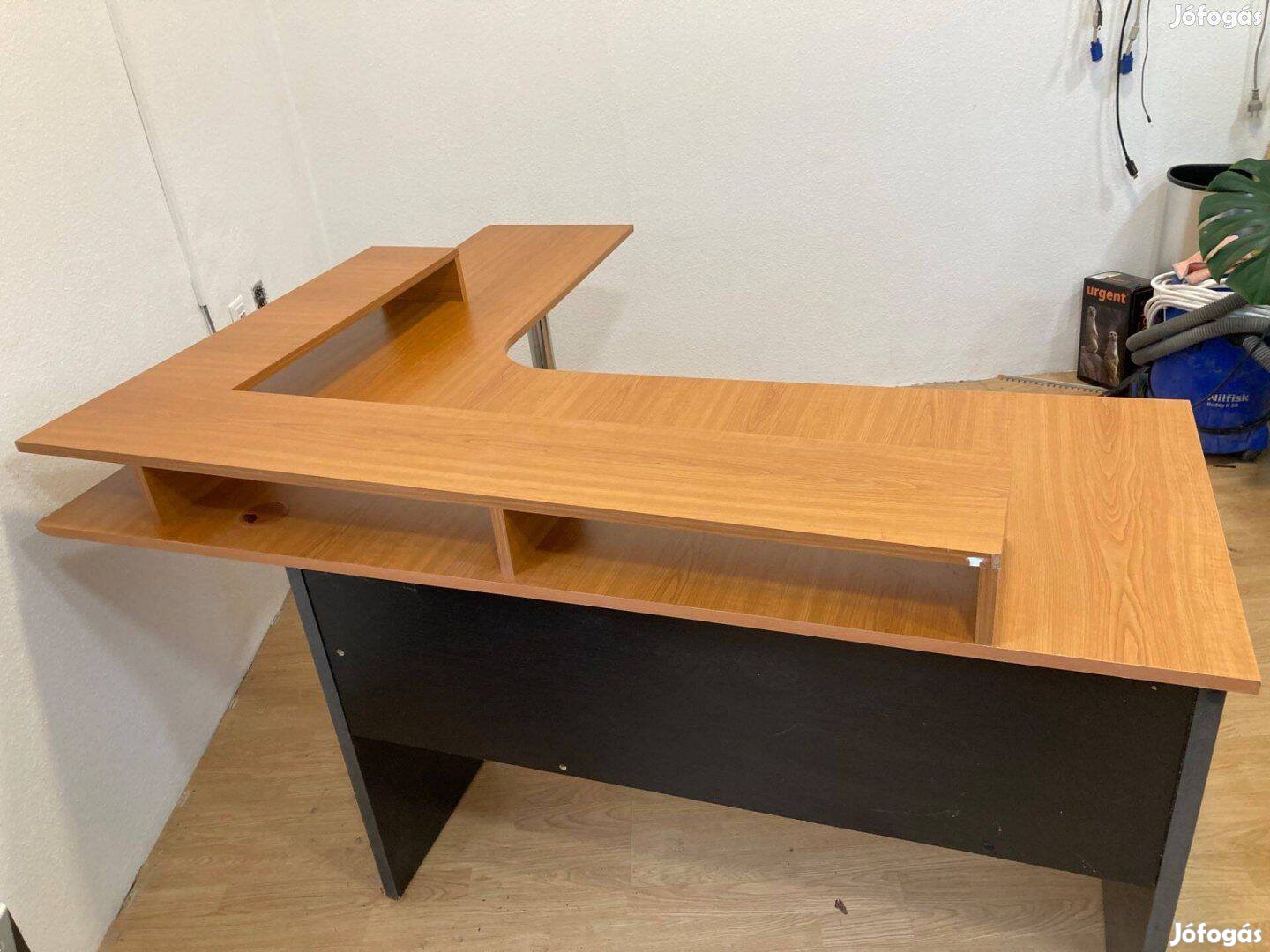 Sarok irodai asztal monitor emelő állvánnyal eladó