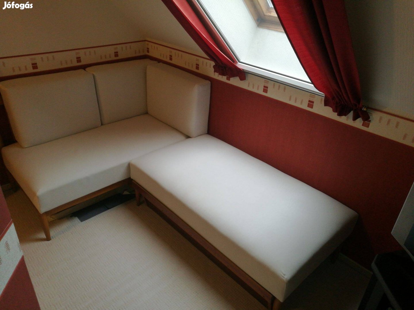 Sarok kanapé kihúzható ágynak párnákkal , ágyneműtartóval eladó