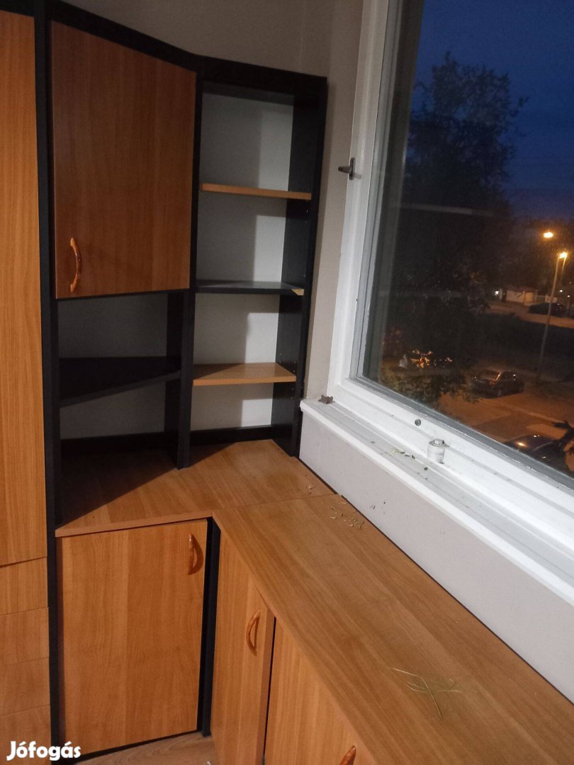 Sarok szekrény ablak alá (eladó szekrénysor elemek)