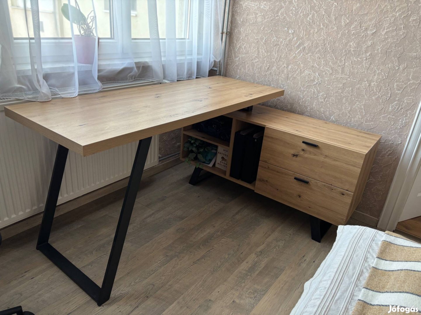 Sarokíróasztal eladó