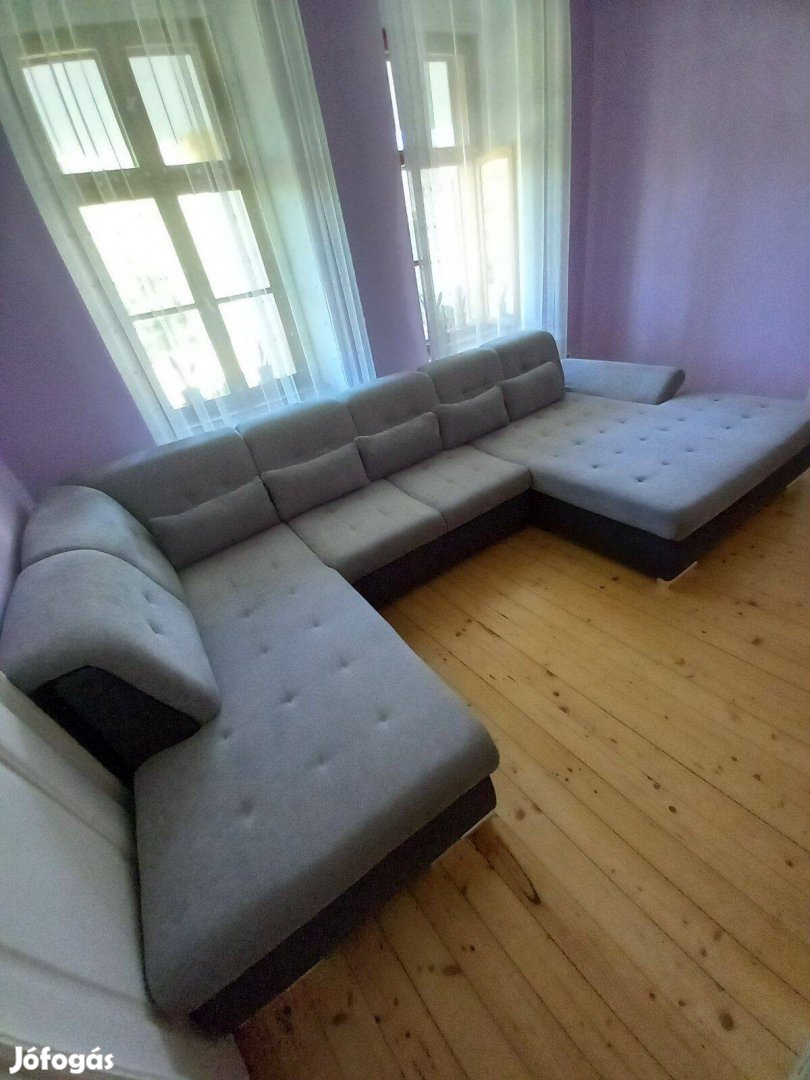 Sarokkanapé eladó, két éves, megkímélt állapotban. A középső rész leve