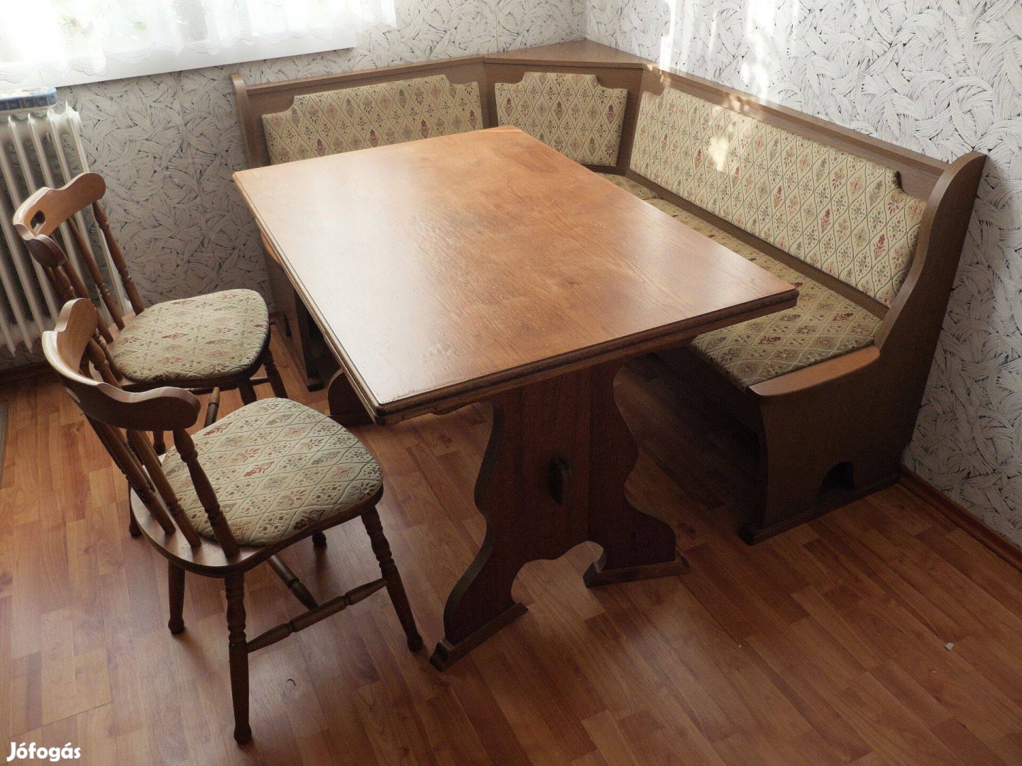 Sarokpad bővíthető asztallal és két székkel