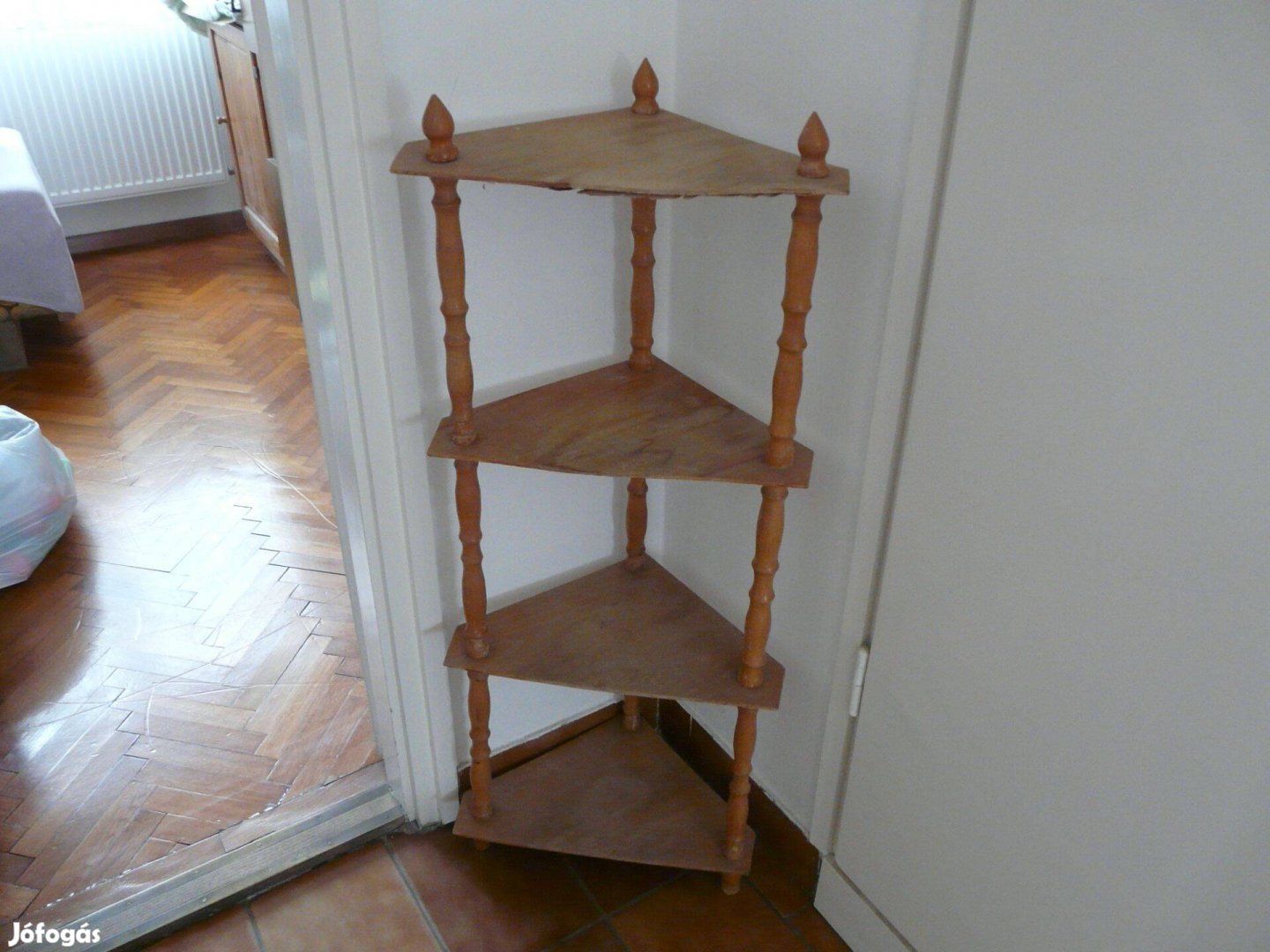 Sarokpolc_Fa_Lábonálló_4 polcos_csavart lábakkal