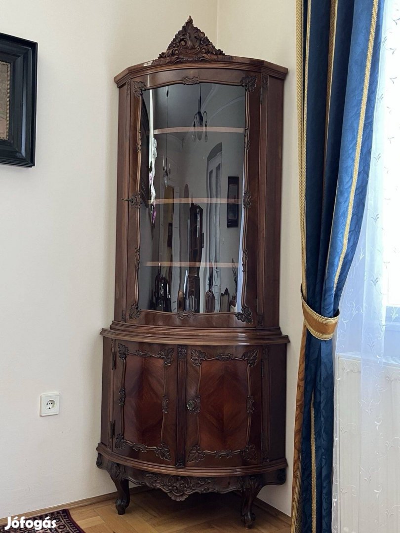 Sarokszekrény, vitrines