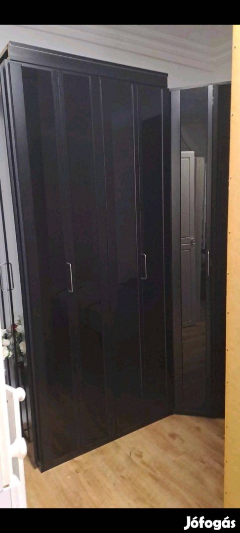 Sarokszekrény eladó!