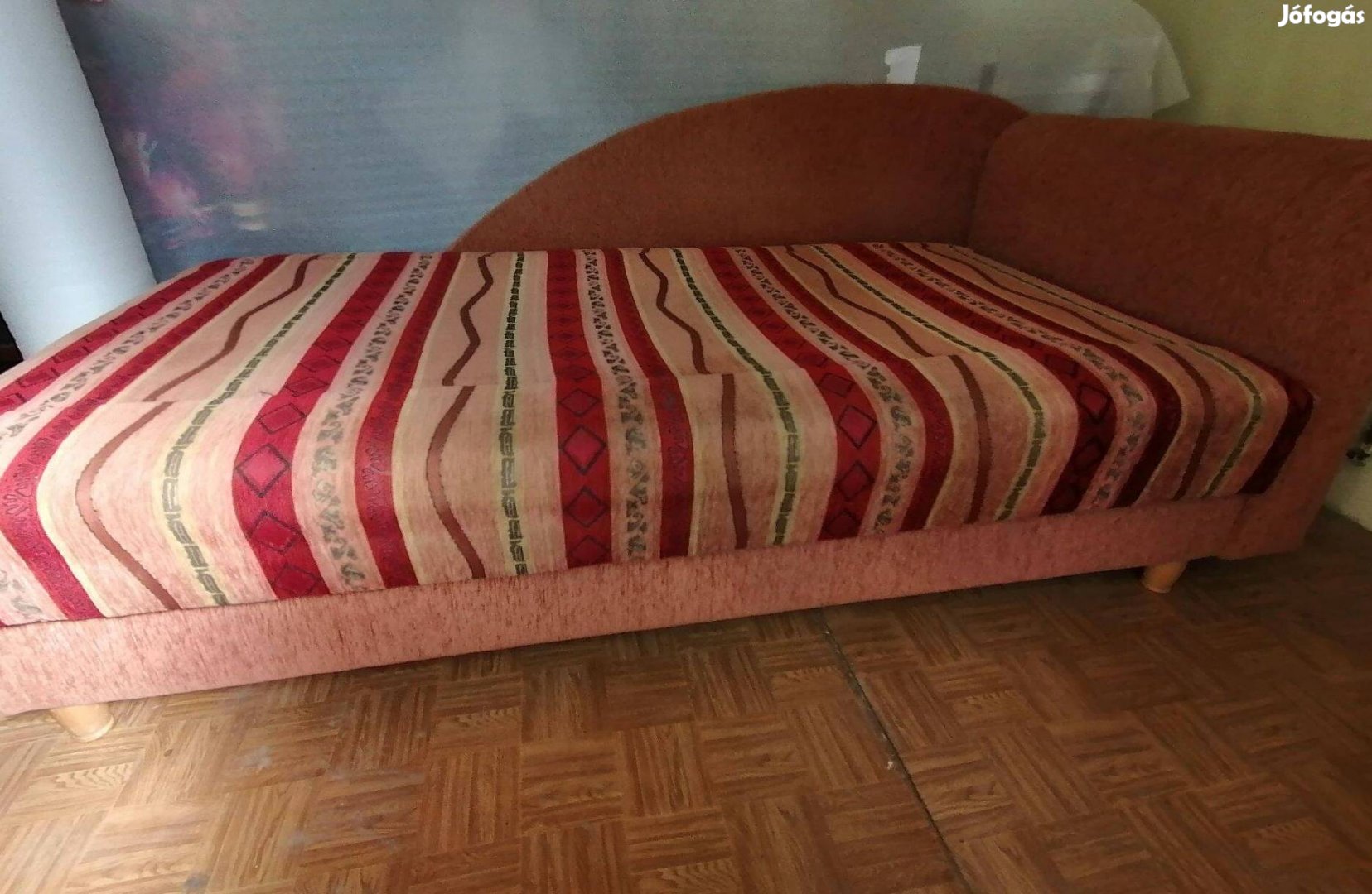 Saroktámlás ágyneműtartós heverő, ágy