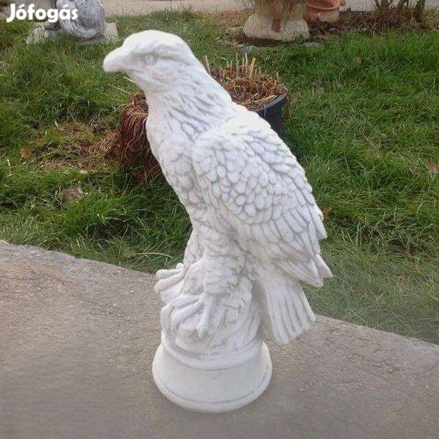 Sas szobor kőből