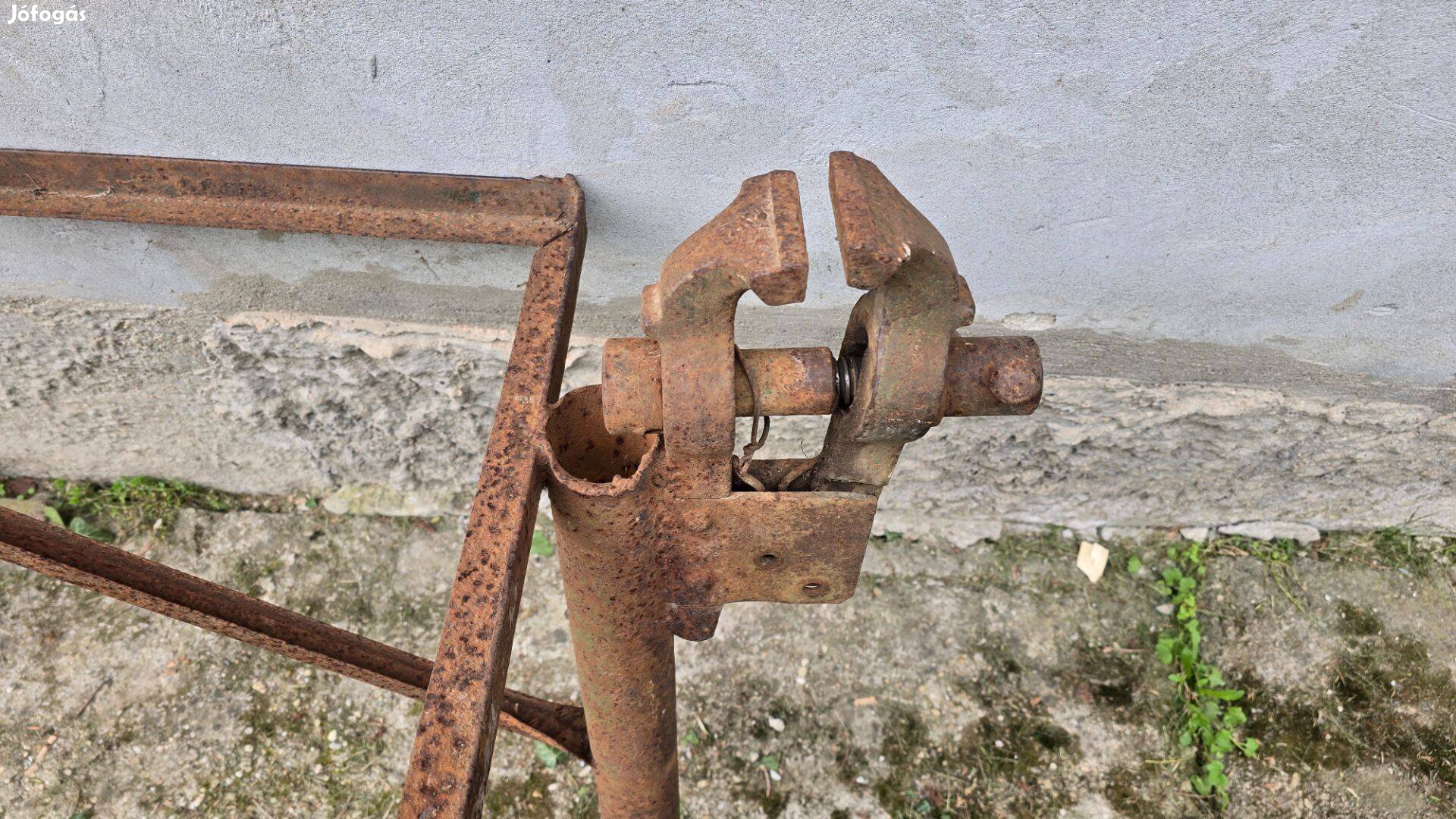 Satu állványon , tárgyasztallal a képeken látható állapotban eladó