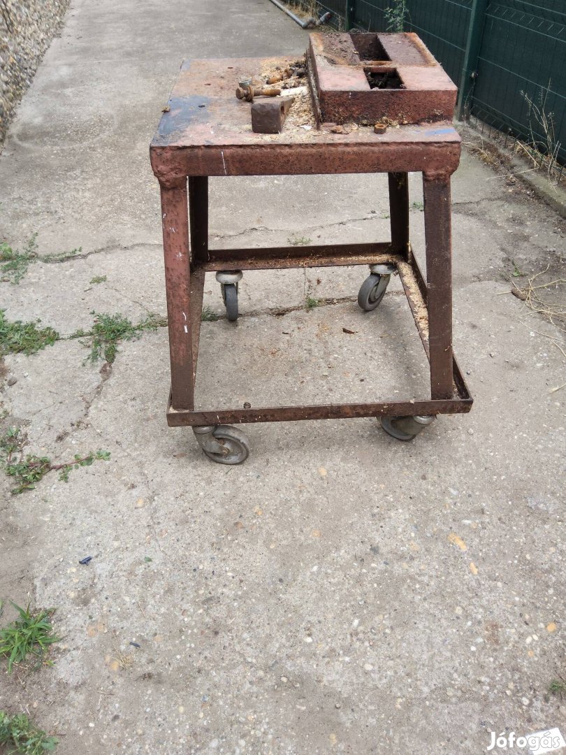Satu asztal 50x50 kerekes