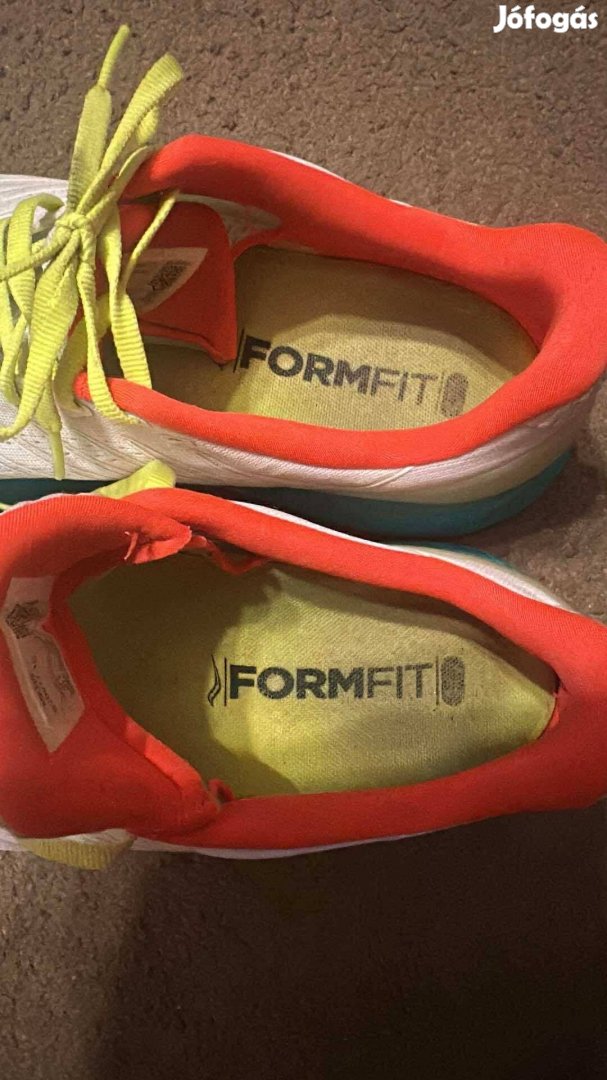 Saucony Endorphin Shift futócipő