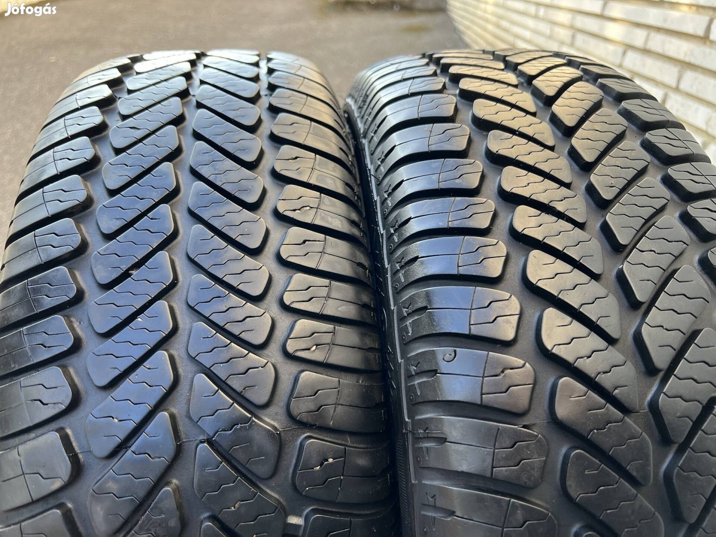 Sava 4 évszakos gumi 195/60r15  . 2 db eladó