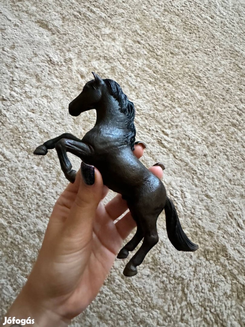 Schleich fekete ágaskodó ló