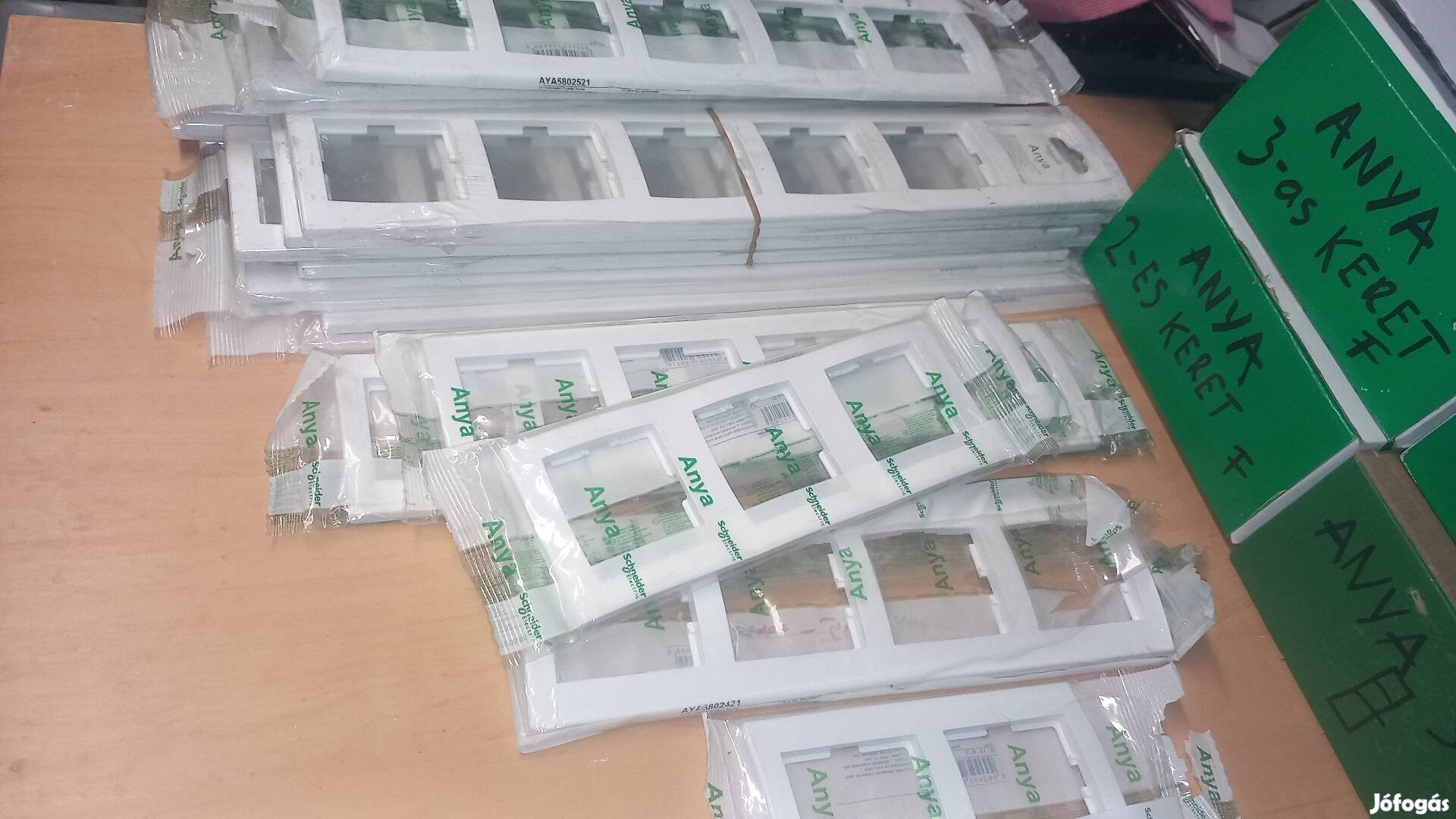 Schneider Anya keret