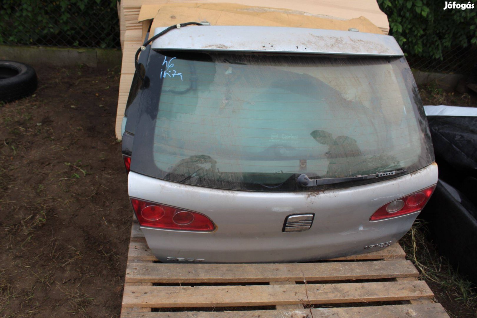 Seat Ibiza (6L) csomagtér ajtó szélvédővel üresen (46.)