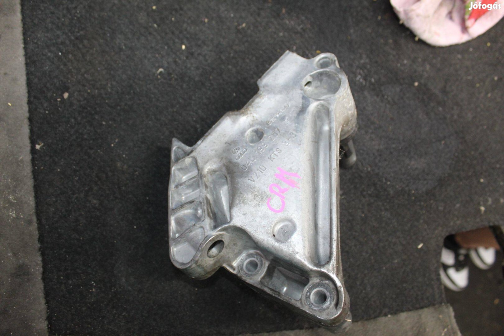 Seat Leon 5F 2.0D 2015 jobboldali motortartó bak 04L199207