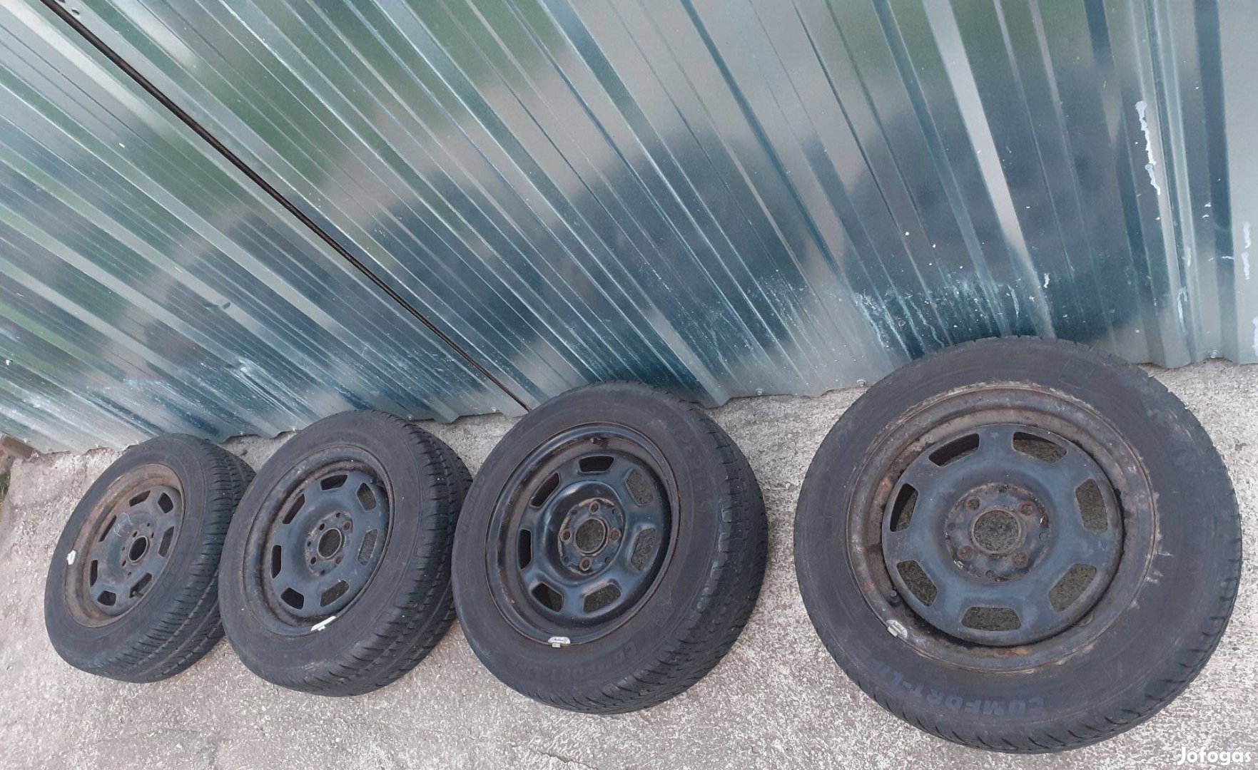 Seat gyári lemezfelnik 185/60R14 Semperit nyári gumikkal