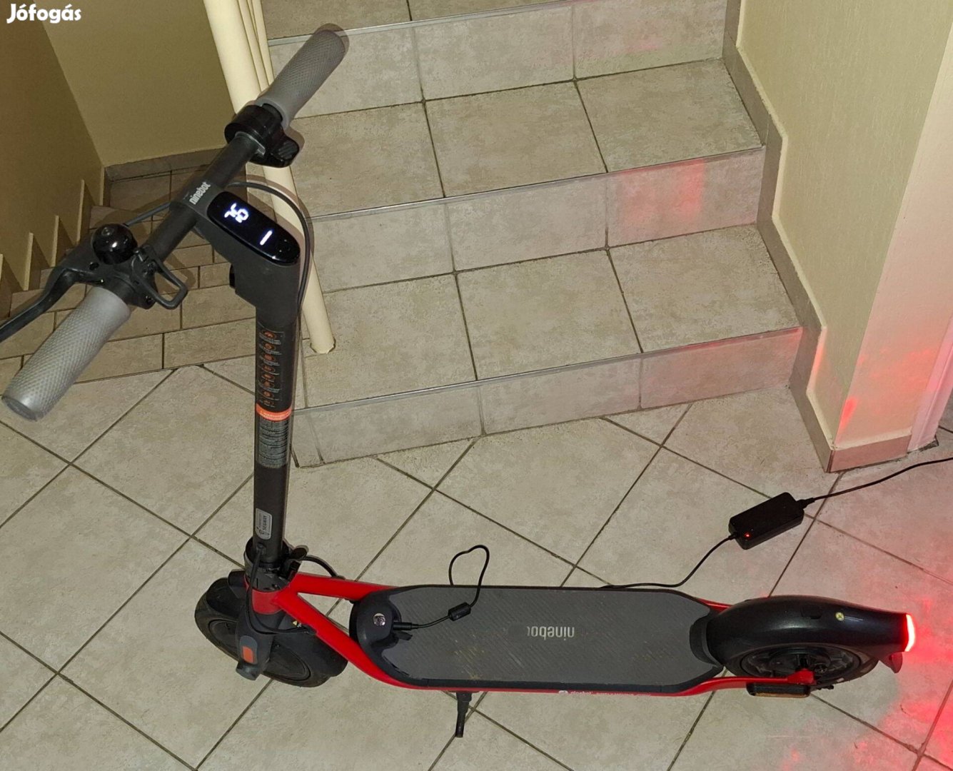 Segway Ninebot Kickscooter D18E tőltőjével eladó